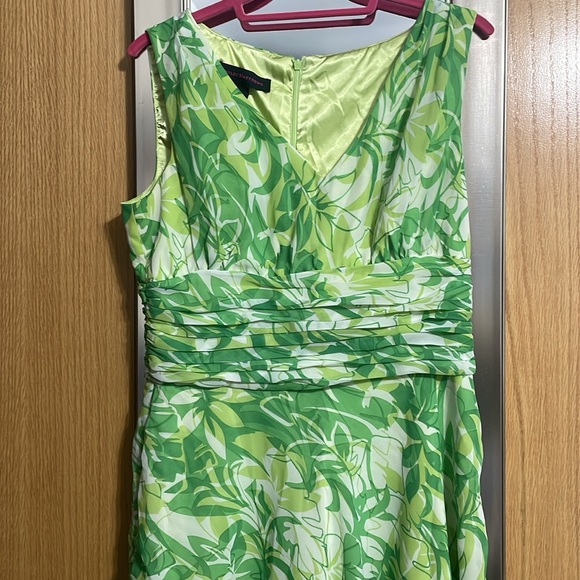 Hayley Matthews size 12 lined sleeveless dress ruched mid section lime green - Picture 2 of 12
